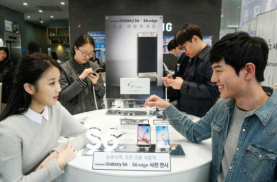 삼성전자 모델이 서울 삼성전자 디지털프라자 강남본점에서 '갤럭시 S6'와 '갤럭시 S6 엣지' 사전 체험 행사를 소개하고 있다. <삼성전자 제공>